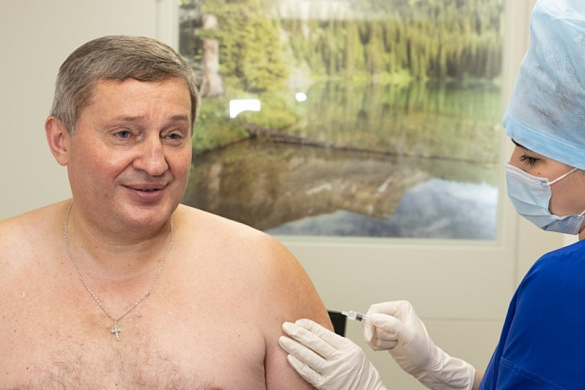Губернатор Андрей Бочаров до пояса разделся на камеры, чтобы сделать прививку