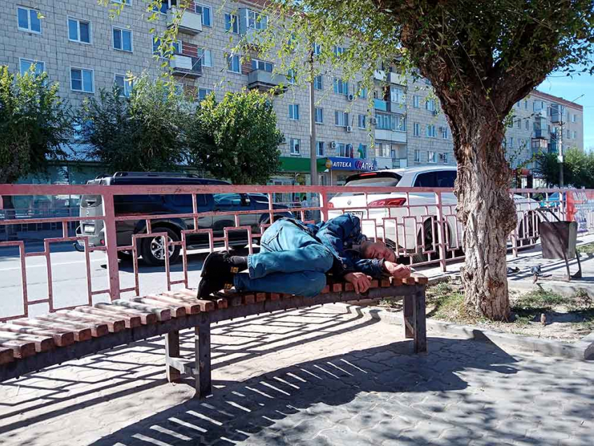В Камышине любители сладкого сна у «Победы» не желают сдавать свои спальные места! - камышанин