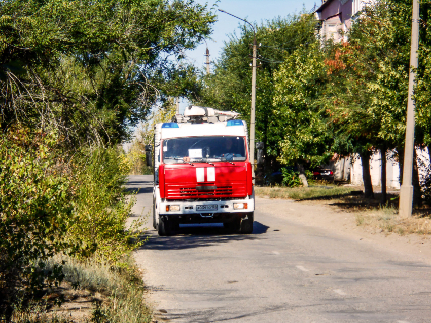 В Камышине вспыхнули хозпостройка и корпус автомобиля вчера, 3 сентября