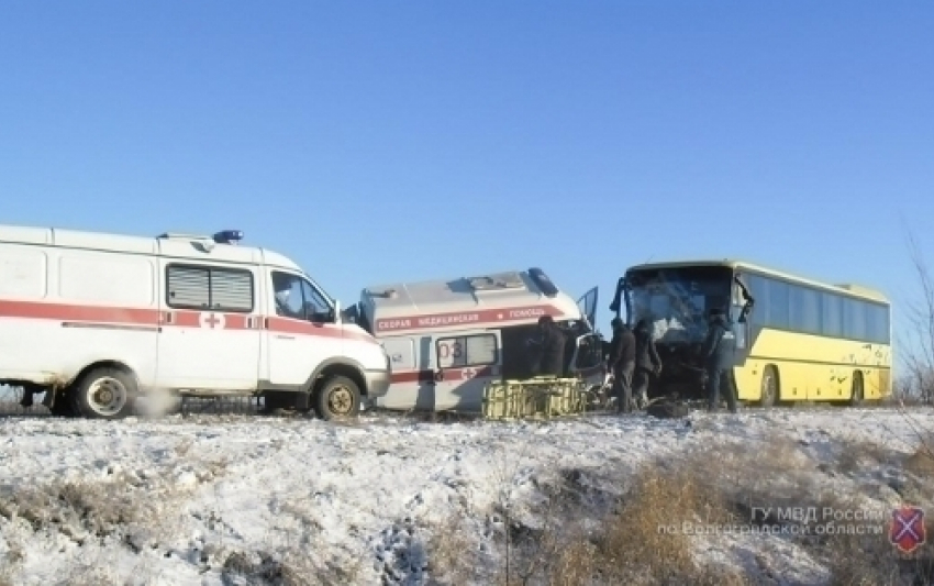 Пассажирский автобус частного камышинского перевозчика столкнулся в лобовую со «скорой"