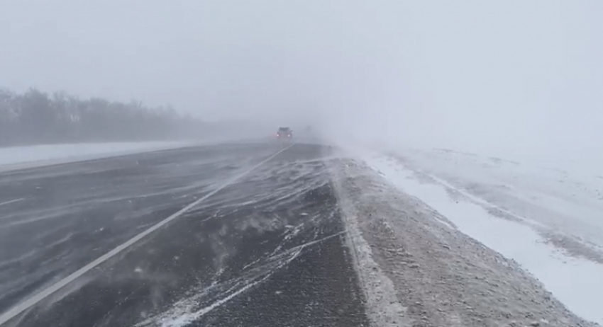 ГИБДД сегодня, 25 декабря, обратилась к водителям Волгоградской области в связи с ухудшением погодных условий