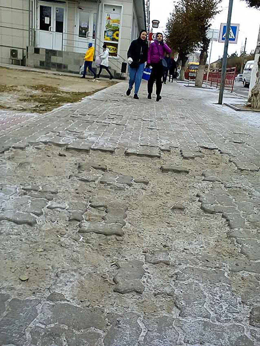 Камышане считают, что первый снег 19 ноября все же выпал, и обращают внимание администрации Камышина на «разбомбленные» тротуары в самом центре города