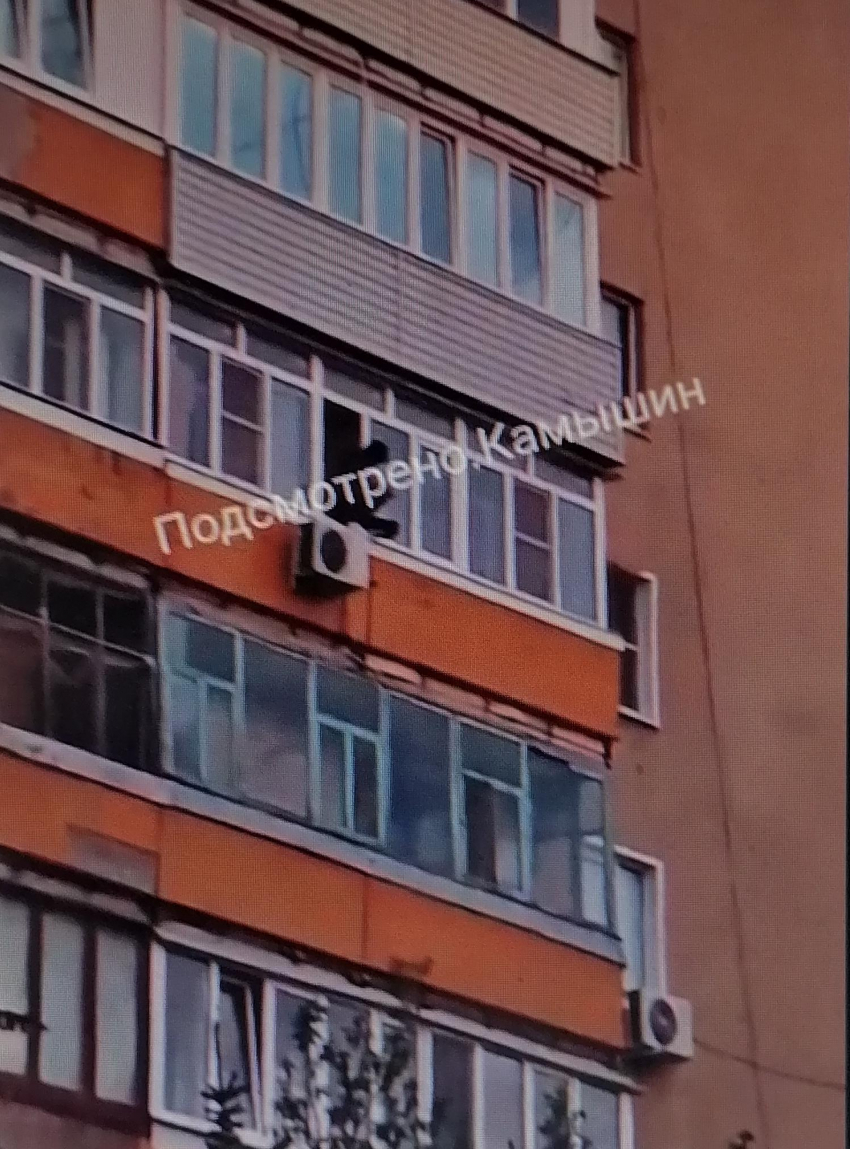 В Камышине история со свесившимся в открытое окно на 6-м этаже мужчиной закончилась трагедией (ВИДЕО)