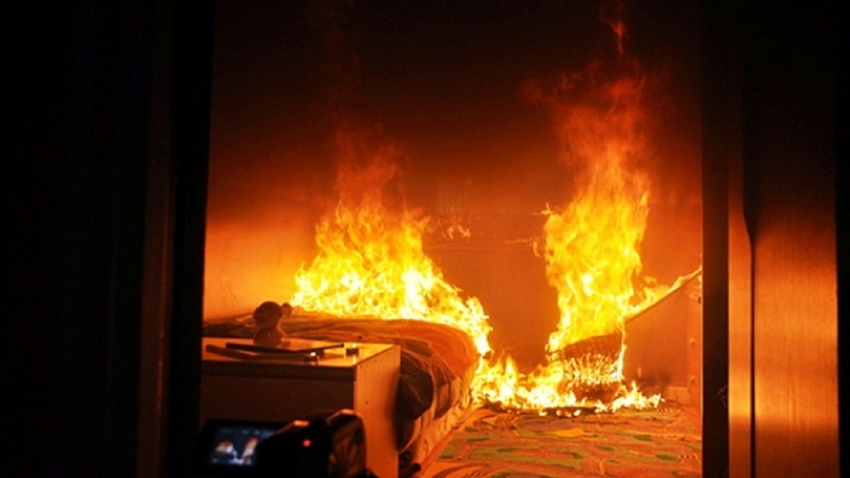 В Камышине хозяйка загоревшейся квартиры вызвала пожарных, но справилась без них