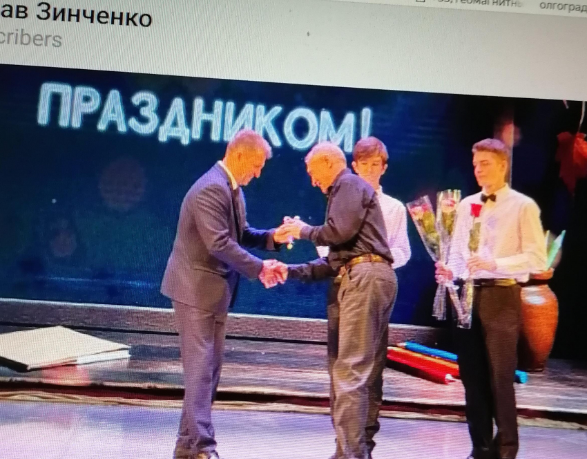 В Камышине Станислав Зинченко «отчитался", кому из учителей он вручил премии, а кому ключи от служебных квартир