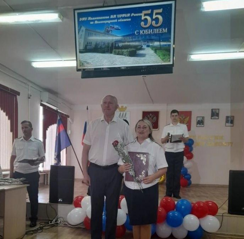 Спикер Камышинской городской думы Владимир Пономарев решил сфотографироваться с лучшими сотрудниками тюрьмы