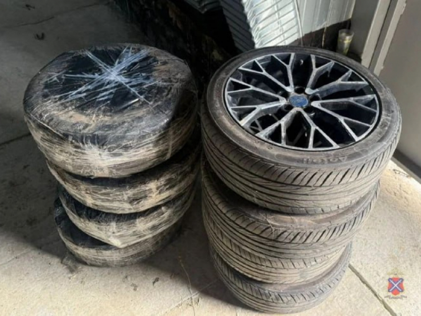 В Камышинском районе оперативники задержали подозреваемых в краже колес - преступниками оказались подростки