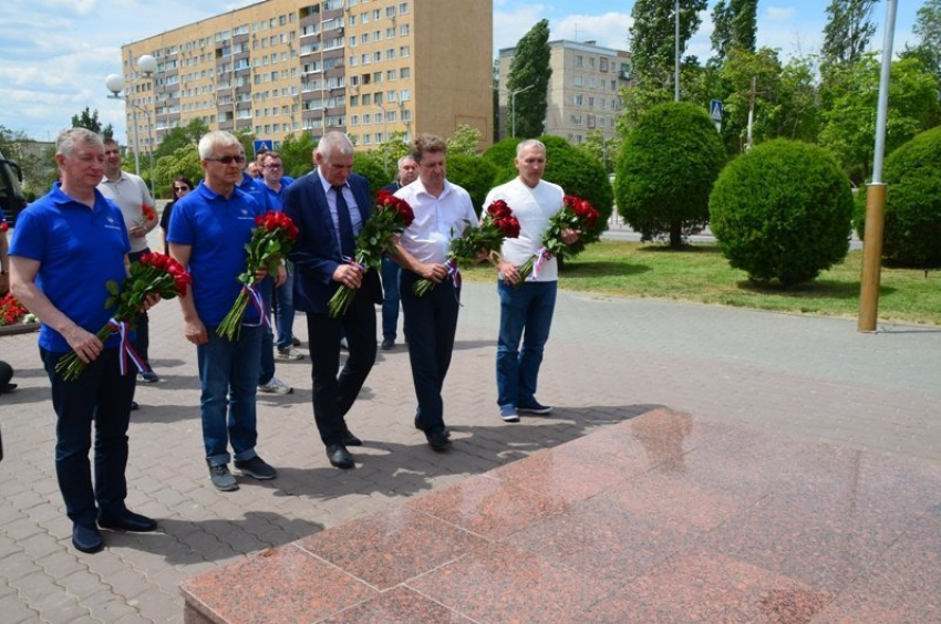 Представители Росавтодора почтили память легендарного советского летчика Алексея Маресьева в Камышине