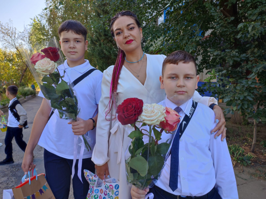 В Камышине в эти минуты почти 11 тысяч мальчишек и девчонок пришли с мамами и папами в 16 школ на первосентябрьские линейки