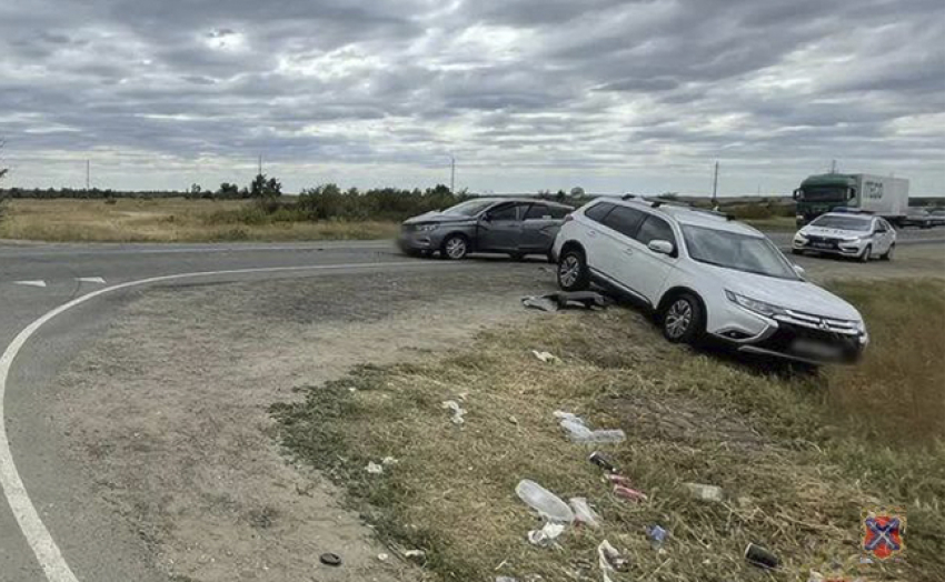 "Лада» и «Мицубиси» опасно «не поделили» дорогу в Камышинском районе у села Белогорки