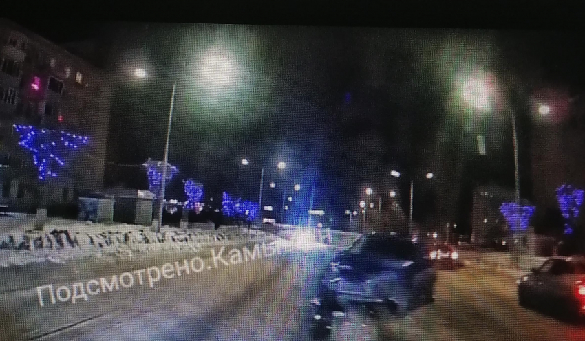 В Камышине сняли на видео, как «Гранту» на улице Ленина опасно «крутануло» (ВИДЕО)