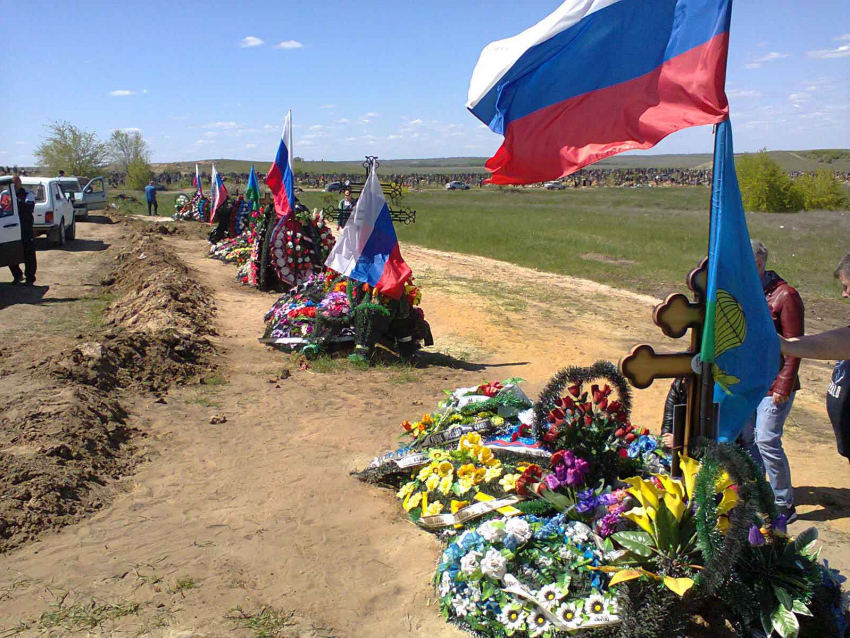 На повороте огородили досками насыпь у могил с российскими флагами, вот и все благоустройство: как же так? - камышанин
