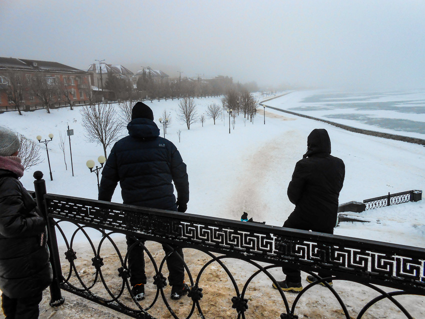 Камышане устроили ледяную горку у спуска на центральной набережной: ни одной городской горки в Камышине нет