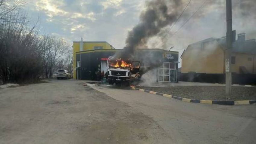 В Камышине у автомагазина «ProSport» в 6-м микрорайоне вспыхнул мусоровоз