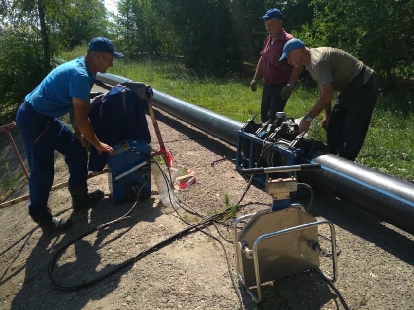 В Камышине на 3-м городке рабочие «Водоканала» продолжают замену аварийного участка коммуникаций