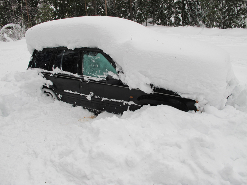 Пенсионер бросился откапывать свою машину из-под снега, не рассчитал силы и умер