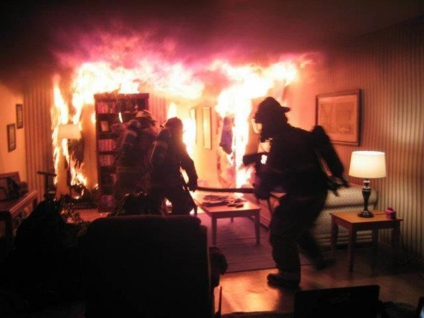 В Камышине по вине курильщика случился пожар в пятиэтажном доме
