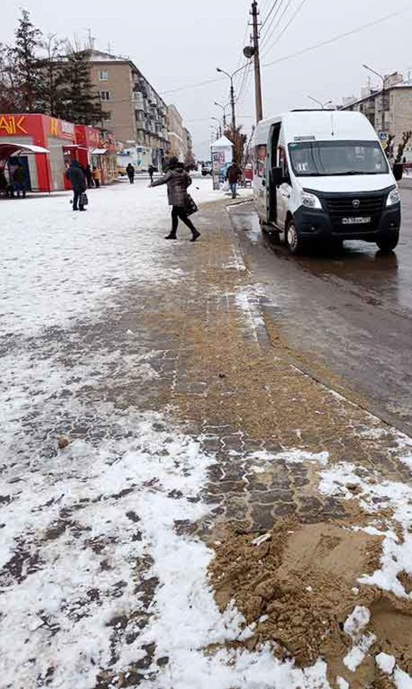 В Камышине после выпавшего снега  на улицах появились машины-пескоразбрасыватели