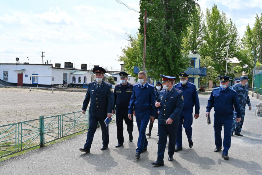 Прокурор Волгоградской области Денис Костенко в Камышине посетил с проверкой исправительную колонию № 5, проверка выявила нарушения