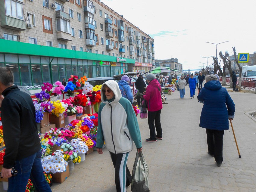 В Камышине стихийный рынок на улице Ленина стал длиннее вдвое перед Пасхой