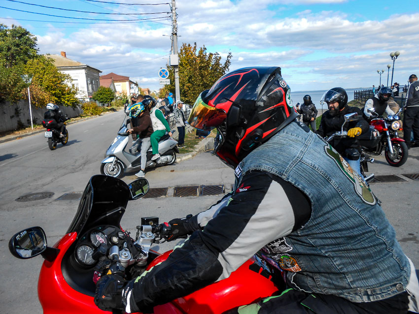 В Камышине байкеры завершили сезон эффектным проездом по центральным улицам