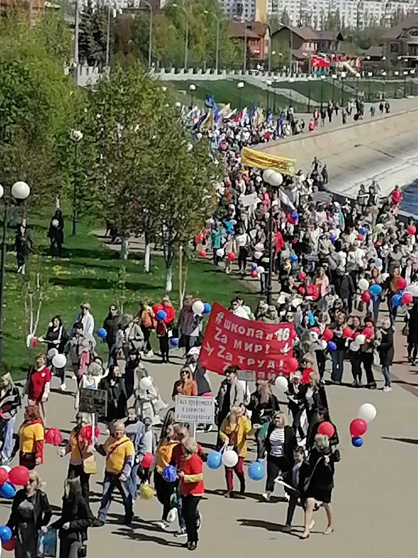 В Камышине первомайской колонне, впервые прошествовавшей по набережной Волги, остро не хватало музыки и песен - оркестра впереди