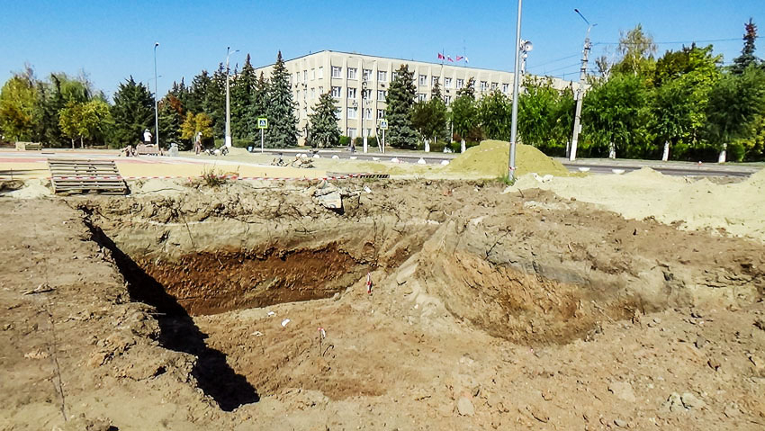 Когда в Камышине завершится стройка на площади Павших борцов и откроется памятная стела?