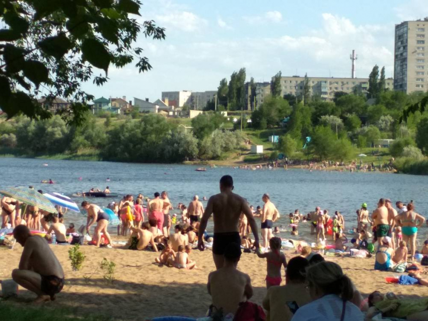 Анна Попова дала понять, какое это опасное легкомыслие - ехать на курорты и лежать бок о бок с носителями инфекции