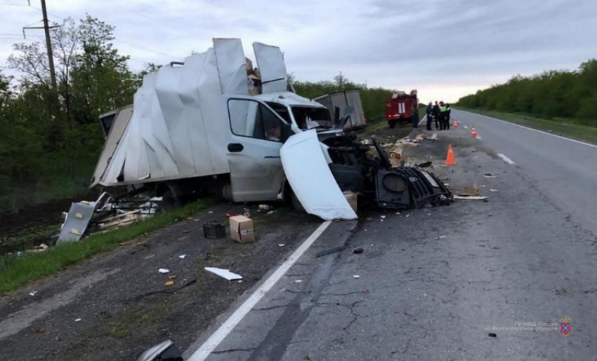 Жуткая смертельная авария на трассе: грузовые махины столкнулись в лобовую