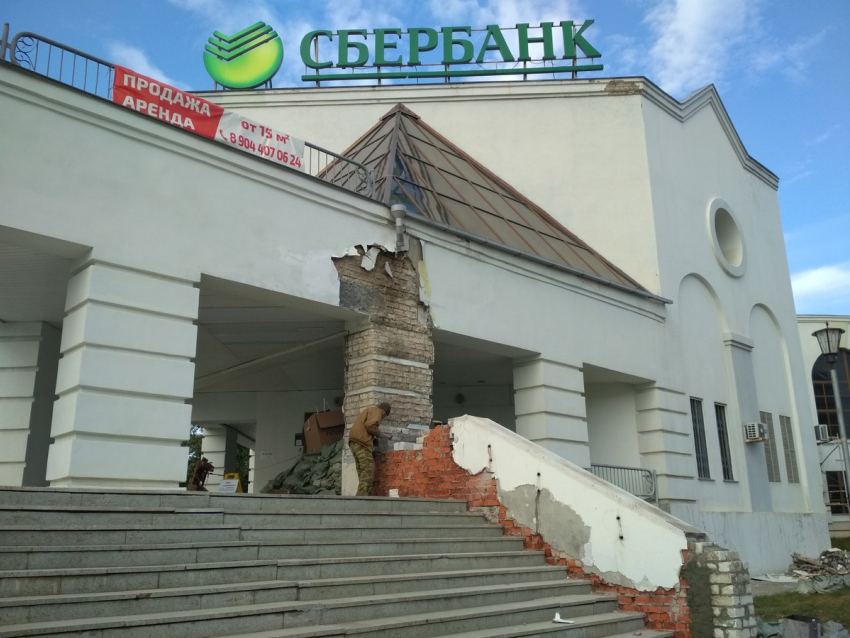 В Камышине идет ремонт здания Сбербанка на Партизанской