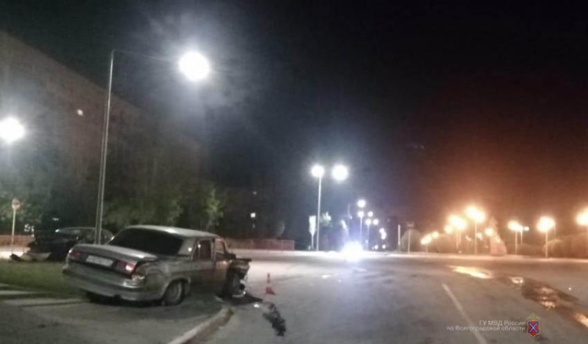 В Камышине около полуночи водитель без прав врезался в «Волгу» недалеко от памятника Маресьеву
