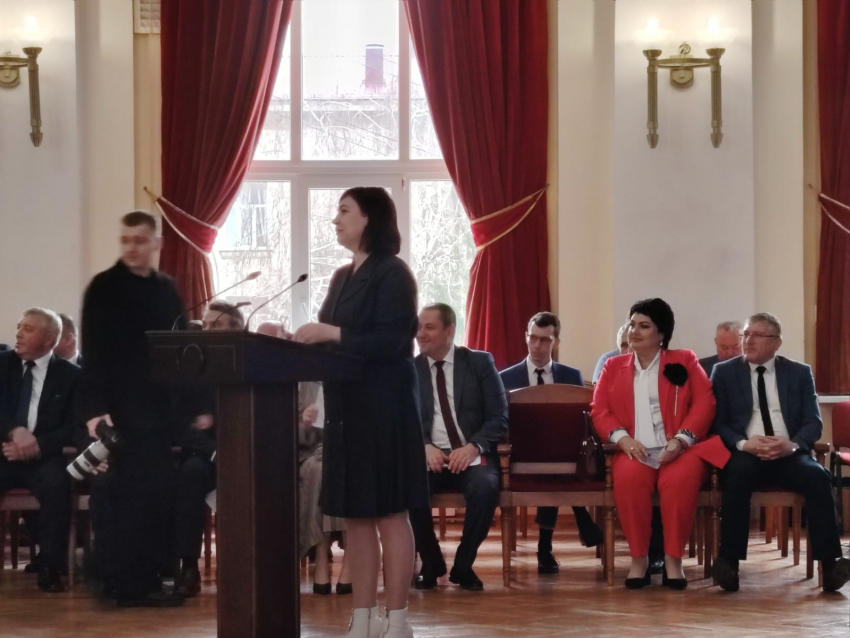 За что губернатор Андрей Бочаров устроил публичный разнос брюнетке-первому лицу Михайловки Волгоградской области