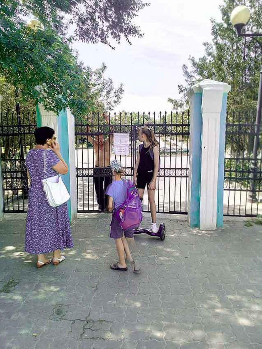 Из-за клещей администрация центрального парка Камышина  оставила отдыхающих горожан перед закрытыми воротами