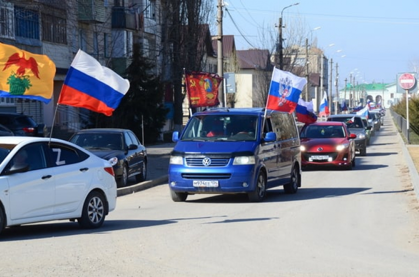 В Камышинском районе прошел автопробег, приуроченный к годовщине независимости ЛНР и ДНР