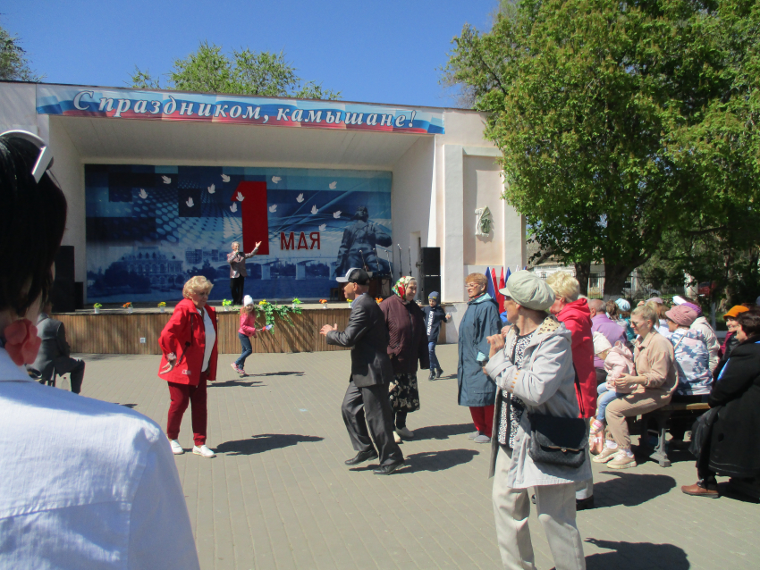 В парке Комсомольцев-добровольцев камышане пустились в пляс во время первомайского концерта