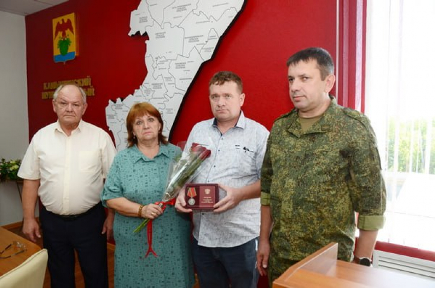 В Камышинском района награды погибших героев СВО передали их родным