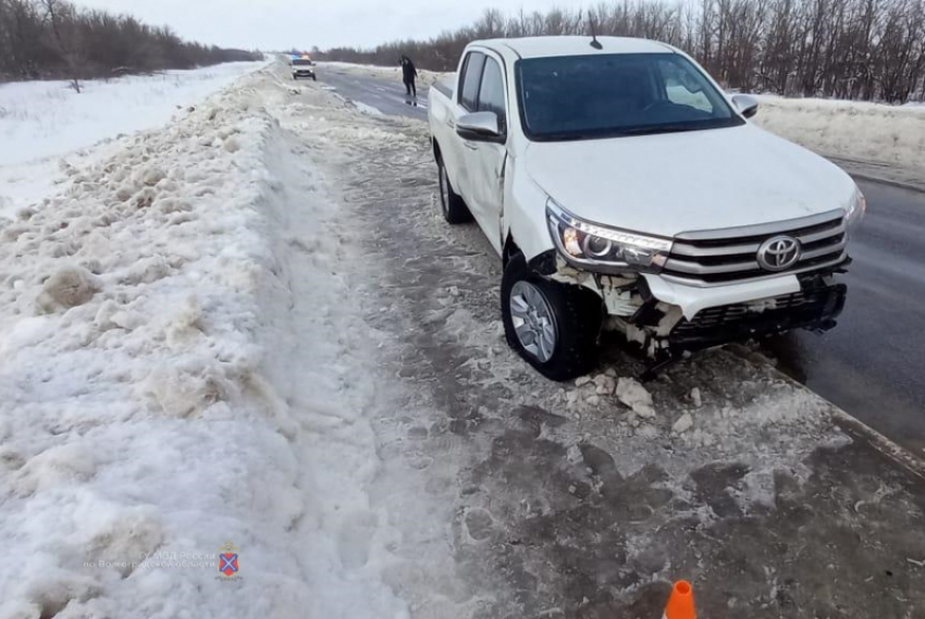На автодороге Жирновск - Камышин «Тойота» врезалась в снежный вал, ее 33-летняя пассажирка попала к хирургам