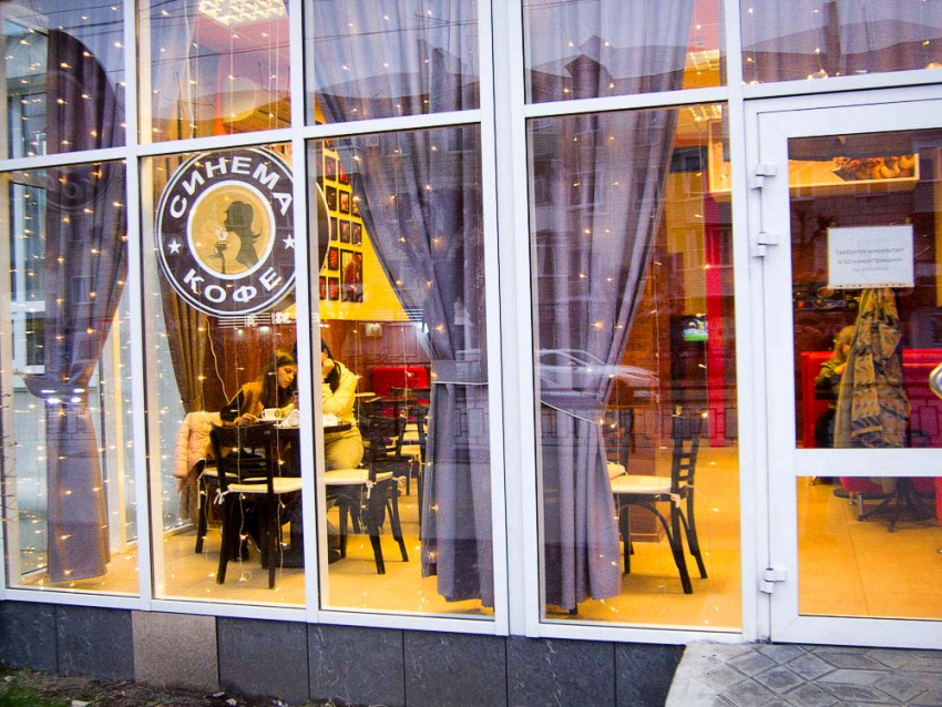 В Камышине зажигаются веселые гирлянды, но денег на празднование Нового года у многих нет