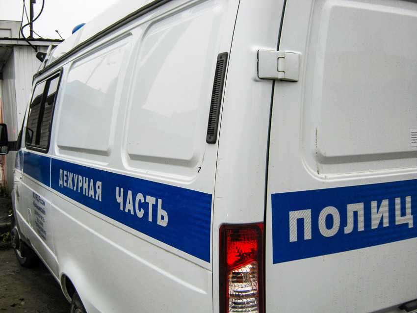 В Камышине, в 5-м микрорайоне автомобиль «ухнул» в песчаный котлован без водителя (ВИДЕО)