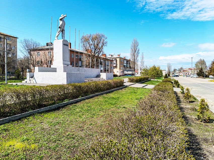 В Камышине перед 22 апреля подмели у памятника Ленину на площади