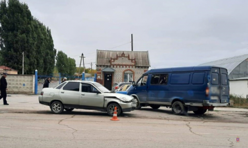 В городе Петров Вал Камышинского района в центре не разъехались две машины, пассажирке одного из автомобилей сломали руку
