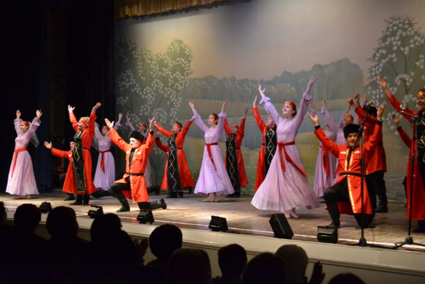 В Камышине со сцены ЦКД «Дружба» звучали украинские, немецкие и армянские песни