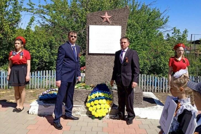 В сельском поселении Волгоградской области глава случайно возложил к мемориалу венок не того «политического цвета"