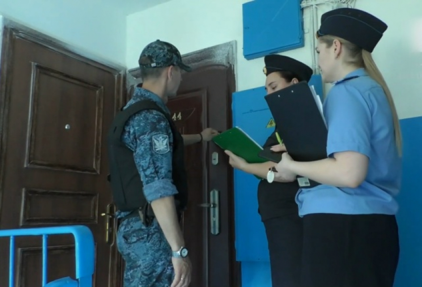 В Камышине к владелице квартиры, задолжавшей за «коммуналку» 57 тысяч, нагрянули судебные приставы