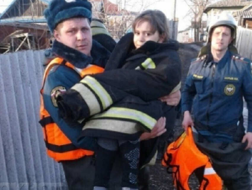 "Блокнот Волгограда": Девочка провалилась под лед в затопленном районе Волгоградской области