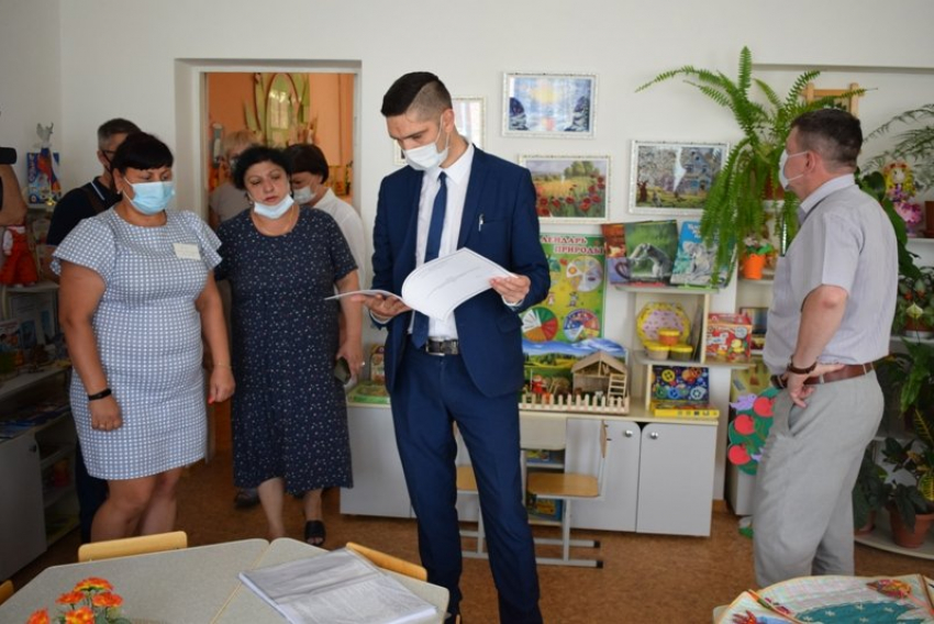 Руководитель отдела Роспотребнадзора в Камышине Александр Кулаков отправился смотреть, готовы ли детсады к открытию дежурных групп