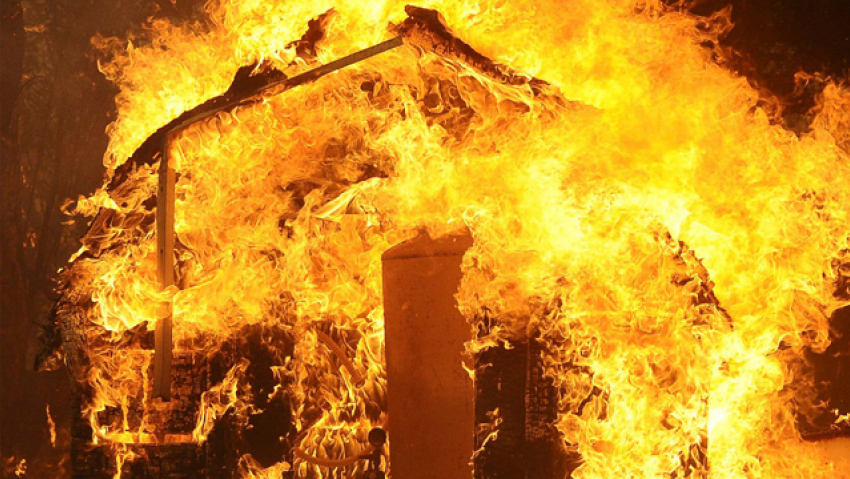 Из–за неосторожного обращения с огнем в Камышинском районе сгорел дом