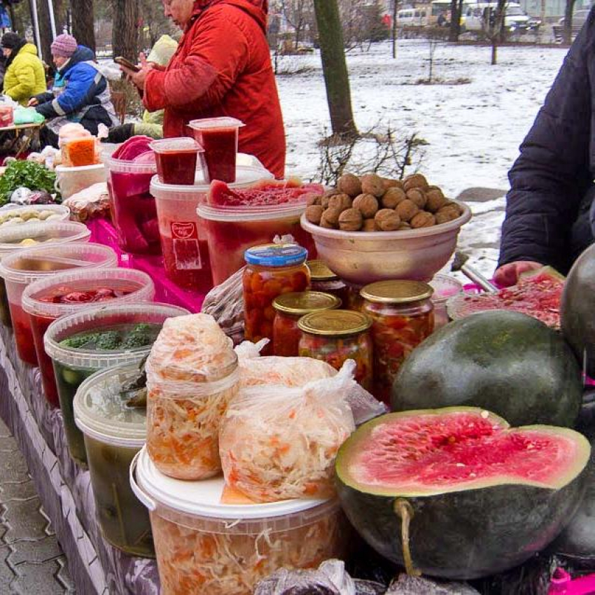 На камышинских рынках соленые арбузы продаются в конце зимы лучше, чем перед Новым годом