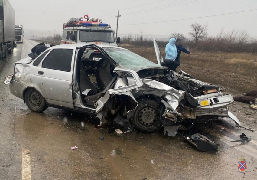 Сегодня, 13 января, на трассе между Камышином и Волгоградом автомобили столкнулись в лобовую, один из водителей скончался на месте (ВИДЕО)