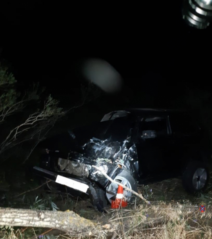 В Камышинском районе 17-летний сельчанин в полночь за рулем «Лады» врезался в дерево и попал к хирургам